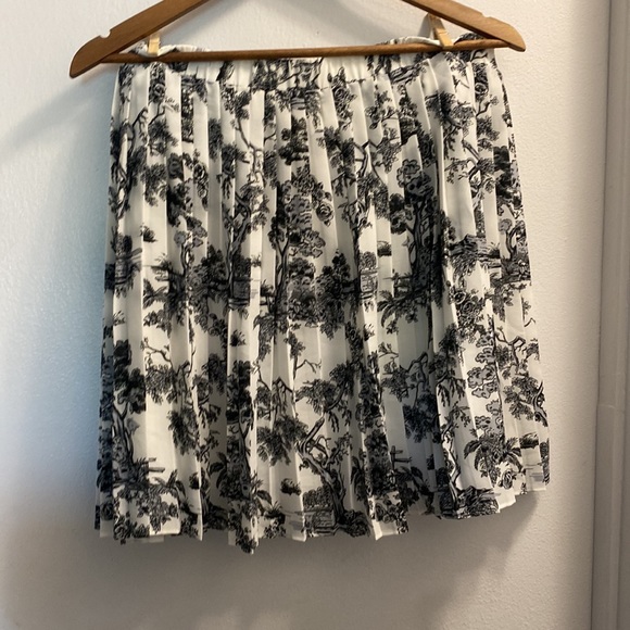 Never worn Large Banana Republic patterned skirt - Picture 2 of 2